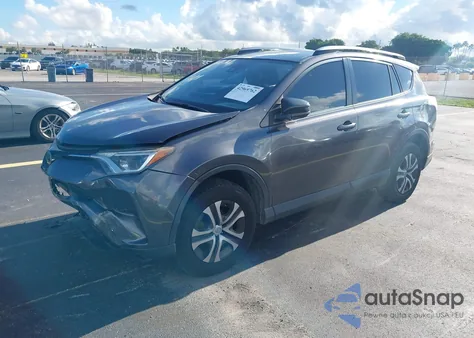 2017 Toyota Rav4 Le z USA, uszkodzony, nr VIN JTMZFREV8HJ105177